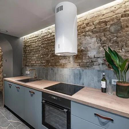 Square Center Apartment *
