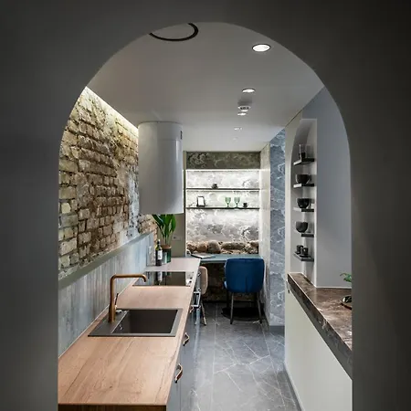 Square Center Apartment *